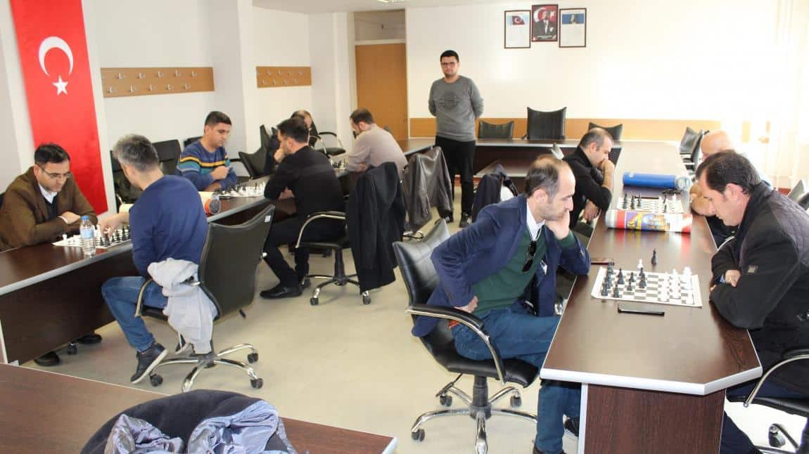 simavhalkegitim's tweet photo. 24 Kasım Öğretmen Günü dolayısıyla kurumumuz tarafından öğretmenler arası satranç turnuvası düzenlendi. @halilaktay35 @BasyigitHasann https://t.co/subTORaD92