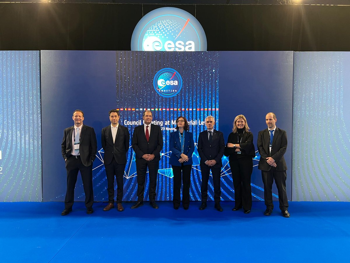 ciencia_pt's tweet photo. A Ministra Elvira Fortunato preside à delegação portuguesa no Conselho Ministerial da @esa e faz-se acompanhar pelo Embaixador de 🇵🇹 em França, José Augusto Duarte, pelo Presidente da @portugalspace Ricardo Conde, e pelo Presidente da @_ANACOM_, João Cadete Matos.
#CM22 
#Paris https://t.co/y9X7B2mpJP