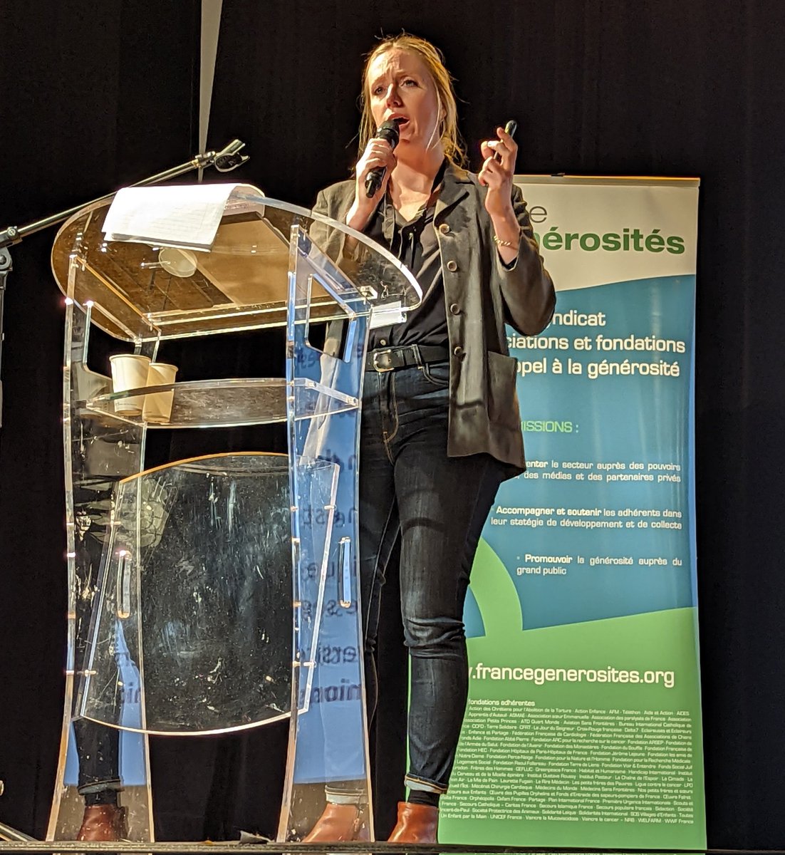 generosites's tweet photo. 🔍"Une générosité de plus en plus concentrée avec une baisse du nombre de foyers donateurs, un don moyen en hausse, une représentation plus forte des foyers aux plus hauts revenus : Vers une #polarisation sociale croissante des #dons ?" Étude @Destin_commun  #ColloqueFG https://t.co/NF357uT21Q
