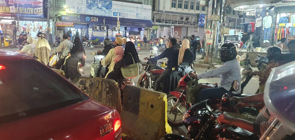 CITIZEN_POLIZE's tweet photo. Respected @JtCPTrfHyd Sir
Please Visit Here Or Instruct To The Concern Office To Put Dividers Or Barricade To Avoid Accident,
There Is No Dividers Nor Barricade Most Of The Commuters Going In Wrong Direction
Shah Ali Banda X Rd
@HYDTP @hydcitypolice @CPHydCity https://t.co/MsUPYlHHva