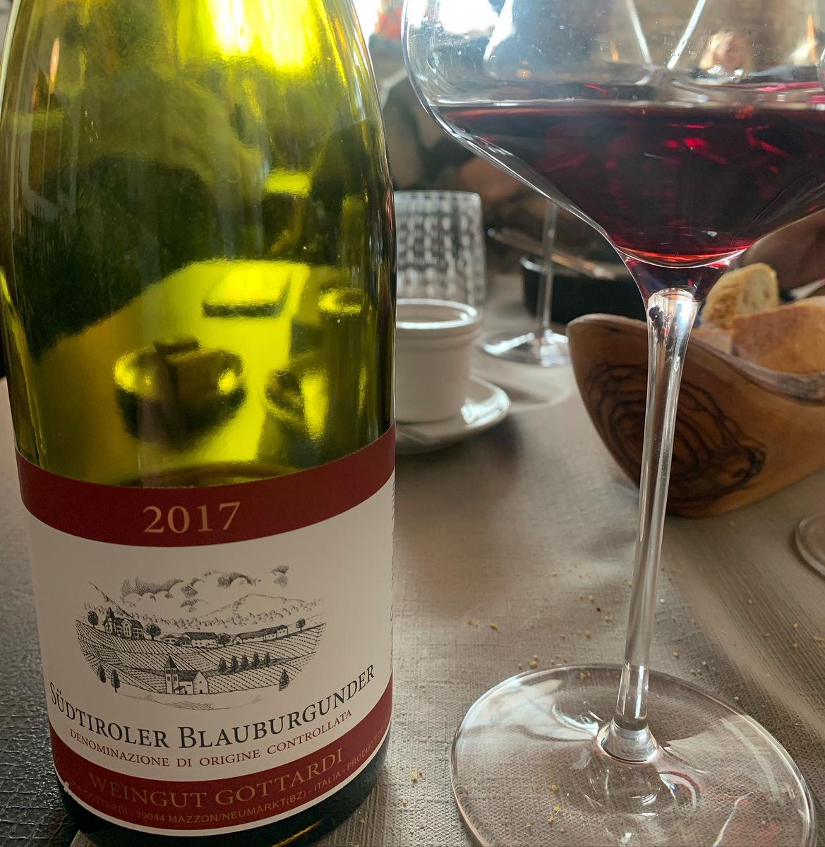 missaglia_sara's tweet photo. Due splendide espressioni di pinot nero altoatesino: Ferruccio Carlotto 2019, e Gottardi Weingut 2017, degustate al Ristorante Dolce Spina di Mezzocorona: selezione ad opera di Salvatore Maule (vale come assoluta garanzia!).
.
#pinotnero #altoadige #mazzon #mazon #bassaatesina https://t.co/rWvF7LoPqb