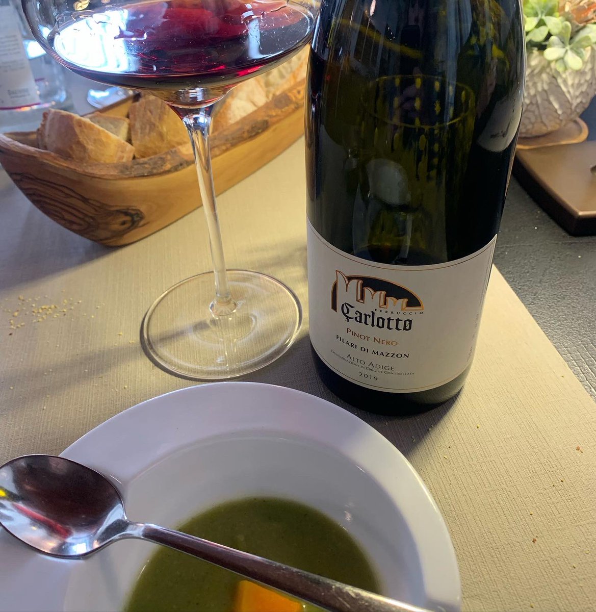 missaglia_sara's tweet photo. Due splendide espressioni di pinot nero altoatesino: Ferruccio Carlotto 2019, e Gottardi Weingut 2017, degustate al Ristorante Dolce Spina di Mezzocorona: selezione ad opera di Salvatore Maule (vale come assoluta garanzia!).
.
#pinotnero #altoadige #mazzon #mazon #bassaatesina https://t.co/rWvF7LoPqb