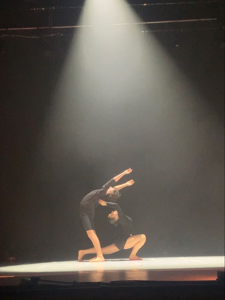 с аэропорта сразу на сцену