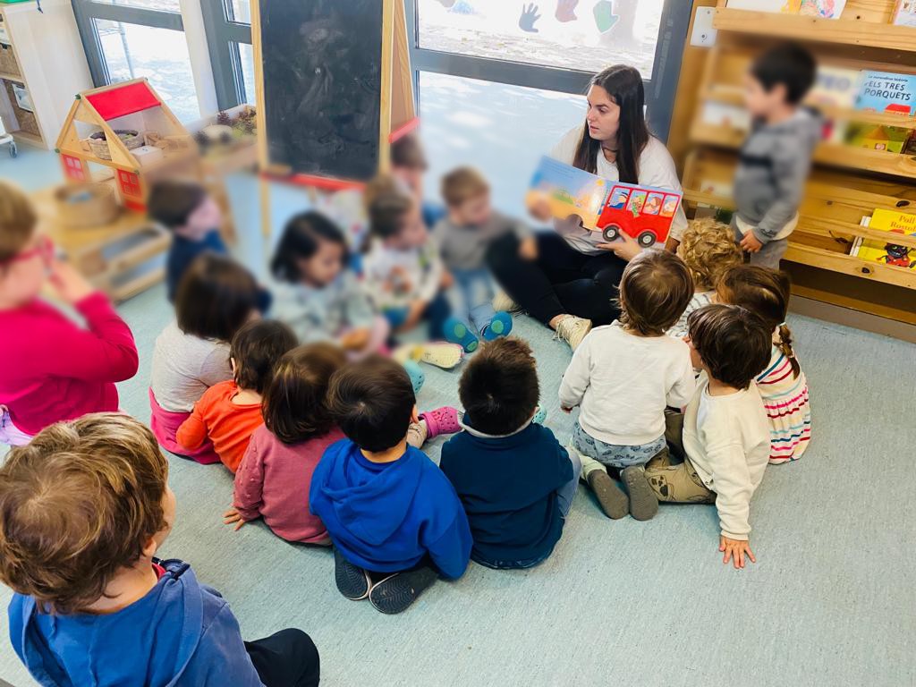 #i3 #comunitatdepetitesipetits gaudeix de les sessions setmanals d’anglès oral amb la Raquel #oralEnglish #aprenentatgesignificatiu