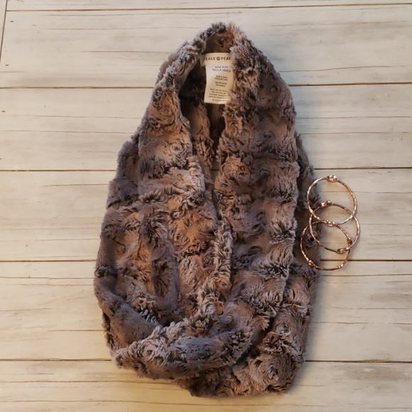 Guilt_T's tweet photo. So good I had to share! Check out all the items I'm loving on @Poshmarkapp #poshmark #fashion #style #shopmycloset #peacepearls #emilystacy #toryburch: https://t.co/0otMNQCXSa https://t.co/KPrZTBSkSi