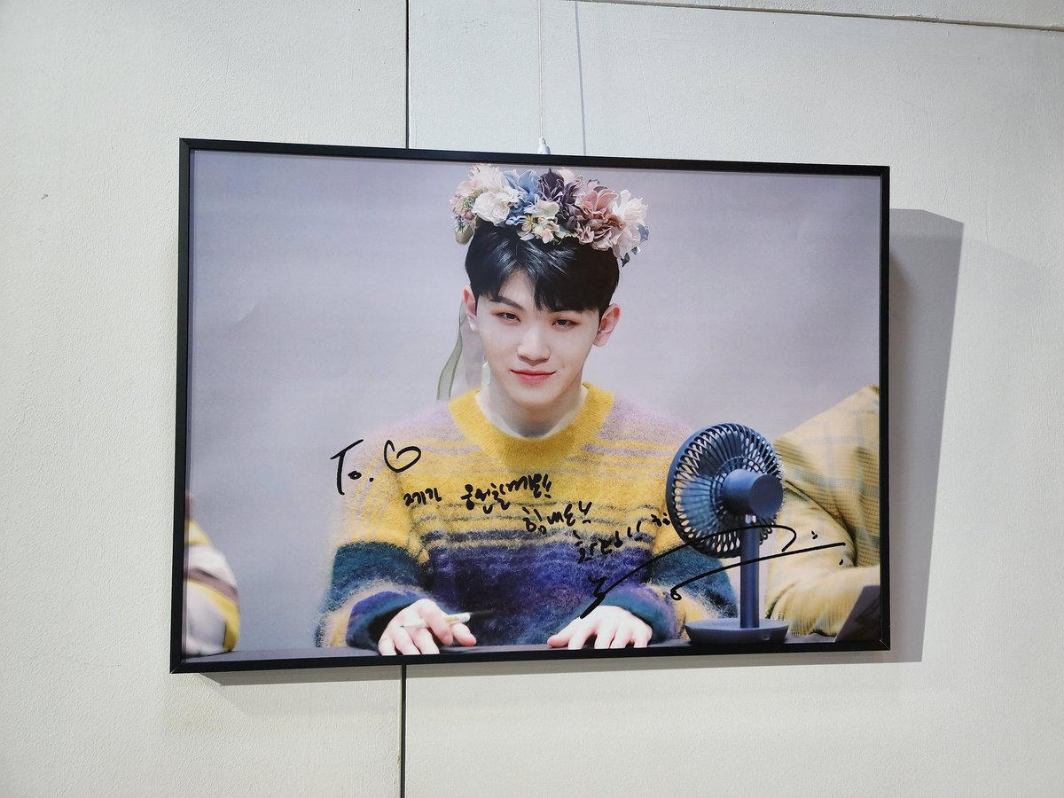 heydayy77's tweet photo. @Sameday_1122 예쁜 사진들과 예쁜 특전 감동 그 잡채!!! 갤러리 카페라서 사진이랑 영상 즐길 수 있어서 너무 좋았어요!! 96즈도 디노도 우지생일 축하하러 왔어요 🎂🥳🎉🎈🎁🎊
#Happy_WOOZI_Day
#우리지훈이_태어나줘서고마워_생일축하해 https://t.co/mMf84JBNkc