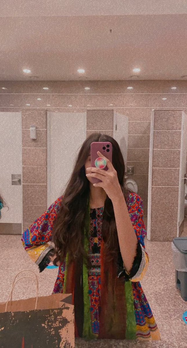laiba_naz18's tweet photo. Soch rhi hun,...kuch shopping hojaye???
#HelloWinters.. https://t.co/CKfHU3gNWX