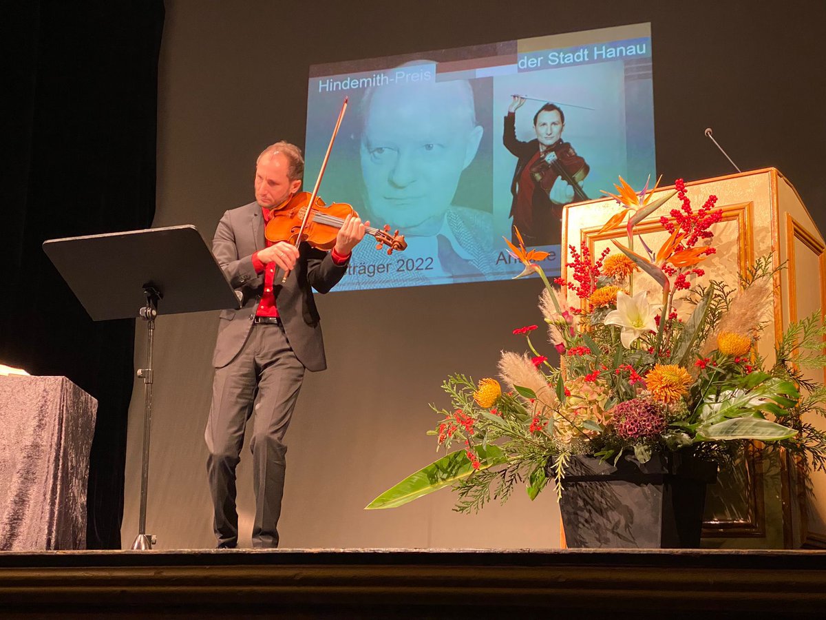 HoeppnerKV's tweet photo. #Hindemith Preis der Stadt #Hanau an Antoine #Tamestit mit einer furiosen Laudatio von Jörg #Widmann Herzlichen Glückwunsch! #HindemithStiftung @BundesKultur @DMusikrat #Musikrat https://t.co/K2P73SxKg9
