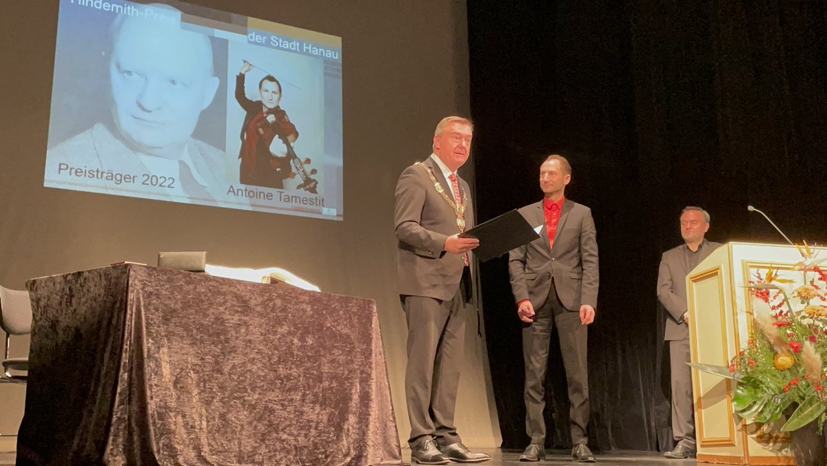 HoeppnerKV's tweet photo. #Hindemith Preis der Stadt #Hanau an Antoine #Tamestit mit einer furiosen Laudatio von Jörg #Widmann Herzlichen Glückwunsch! #HindemithStiftung @BundesKultur @DMusikrat #Musikrat https://t.co/K2P73SxKg9