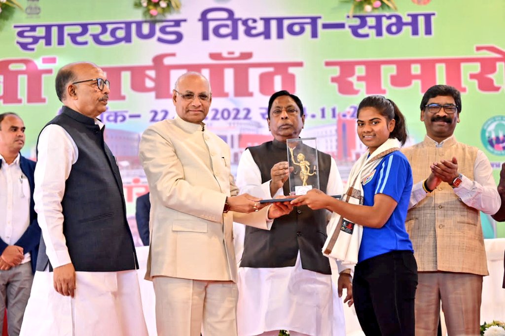 HemantSorenJMM's tweet photo. झारखण्ड विधानसभा स्थापना दिवस कार्यक्रम में राज्य के वीर जांबाजों और अमर वीर शहीदों के आश्रितों को सम्मानित करने का सौभाग्य मिला।सभी वीर सपूतों के शौर्य, साहस और बलिदान को शत-शत नमन।
कार्यक्रम में सम्मानित होने वाले खिलाड़ियों एवं अधिकारियों को भी हार्दिक शुभकामनाएं और जोहार। https://t.co/RqGDN3a3sp