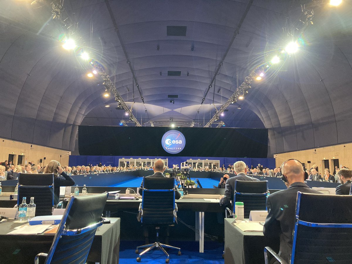 astro_luca's tweet photo. Collaborazione con UE, volontà di essere in prima linea. ‘L’Italia è pronta a sostenere i Programmi dell’@esa’ - le parole della Delegazione Italiana al Consiglio Ministeriale ESA22. Grato all’Italia per il supporto allo Spazio: Scienza, Tecnologia ed Esplorazione, per la Terra! https://t.co/dLbFbywBuX