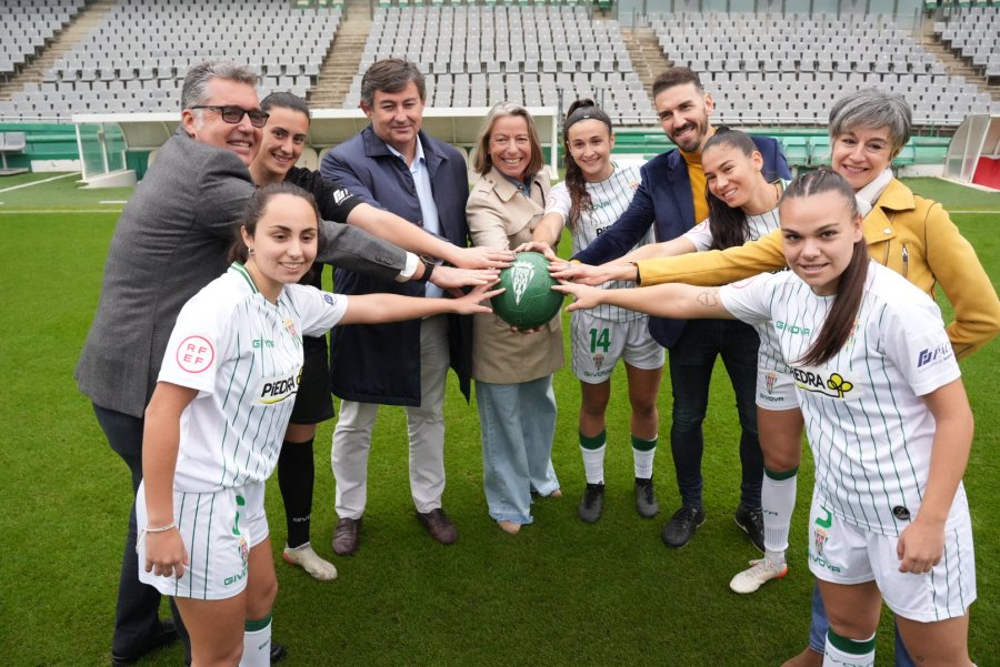 Ucodeporte_'s tweet photo. La directora del Deporte de la @Univcordoba, Marta Domínguez, participó en el acto de presentación del partido de Copa femenino de este miércoles, junto a otras autoridades y jugadoras del @CordobaCF_ofi
¡Entrada gratuita! #ActívateUCO #VamosCCF
+info https://t.co/NgKkaRasgc https://t.co/UFqNYuBNYF