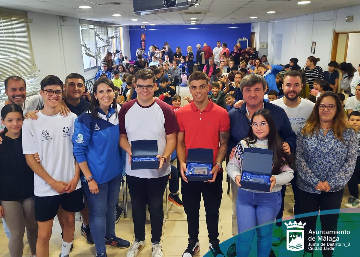 Ayer se celebró el día internacional del niñ@ en el centro Maria Zambrano junto con los Alumnos de la Academia Jaime Alonso.
Al acto acudió nuestro   concejal de distrito <a href="/AvelinoPP/">Avelino Barrionuevo</a> y la jefa de distrito <a href="/julia_mlg021/">Juliagm13</a> que  realizaron la entrega de premios.
<a href="/Distrito3malaga/">Distrito 3 Ciudad Jardín</a>