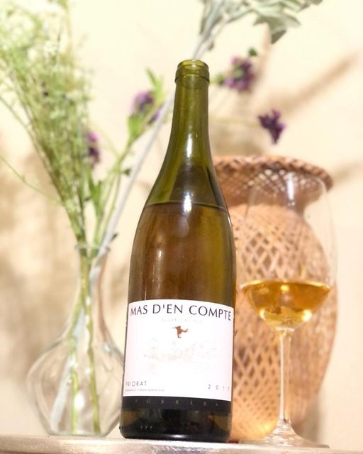 vinissimus's tweet photo. Mas d’en Compte Blanc, #CellerCalPla. Desde los suelos de pizarra del #Priorat y con una crianza de 9 meses en barrica, un blanco que gana prestigio de año en año. Elegante y muy personal, de sutil mineralidad, con volumen y una larga vida por delante https://t.co/yo7hcwNYi1 https://t.co/mfyHsOtPB4