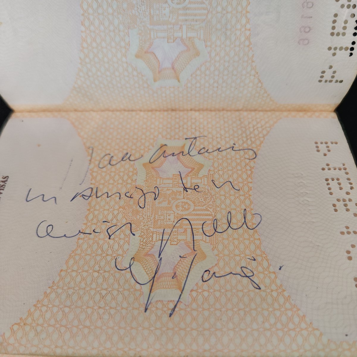 No he debido pedir más de tres autógrafos en mi vida. El último fue a Pablo Milanés en un aeropuerto. No había dónde y le pedí que me firmara en el pasaporte. Dos o tres años después en Inmigración, en un aeropuerto de EEUU me dijeron que qué era eso.