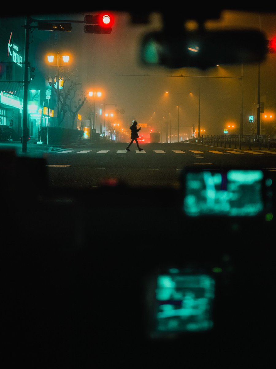 霧の中へ消えていく深夜の帰り道。