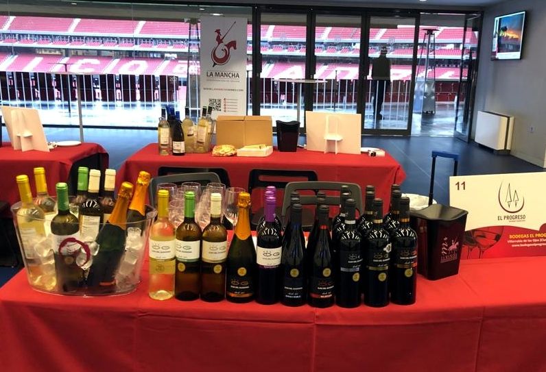 GabinMultimedia's tweet photo. 🍷 #BodegasElProgreso presenta sus #vinosjóvenes y otros #OjosdelGuadiana en #Madrid, en el Estadio #civitasmetropolitano, ayer y hoy.
¡¡Aún estáis a tiempo para acercaros!! 🥂
Allí está nuestro director comercial a vuestra disposición https://t.co/KKjTYiMIZE
