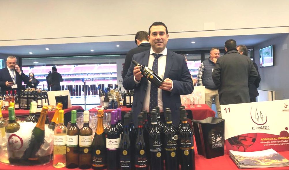 GabinMultimedia's tweet photo. 🍷 #BodegasElProgreso presenta sus #vinosjóvenes y otros #OjosdelGuadiana en #Madrid, en el Estadio #civitasmetropolitano, ayer y hoy.
¡¡Aún estáis a tiempo para acercaros!! 🥂
Allí está nuestro director comercial a vuestra disposición https://t.co/KKjTYiMIZE