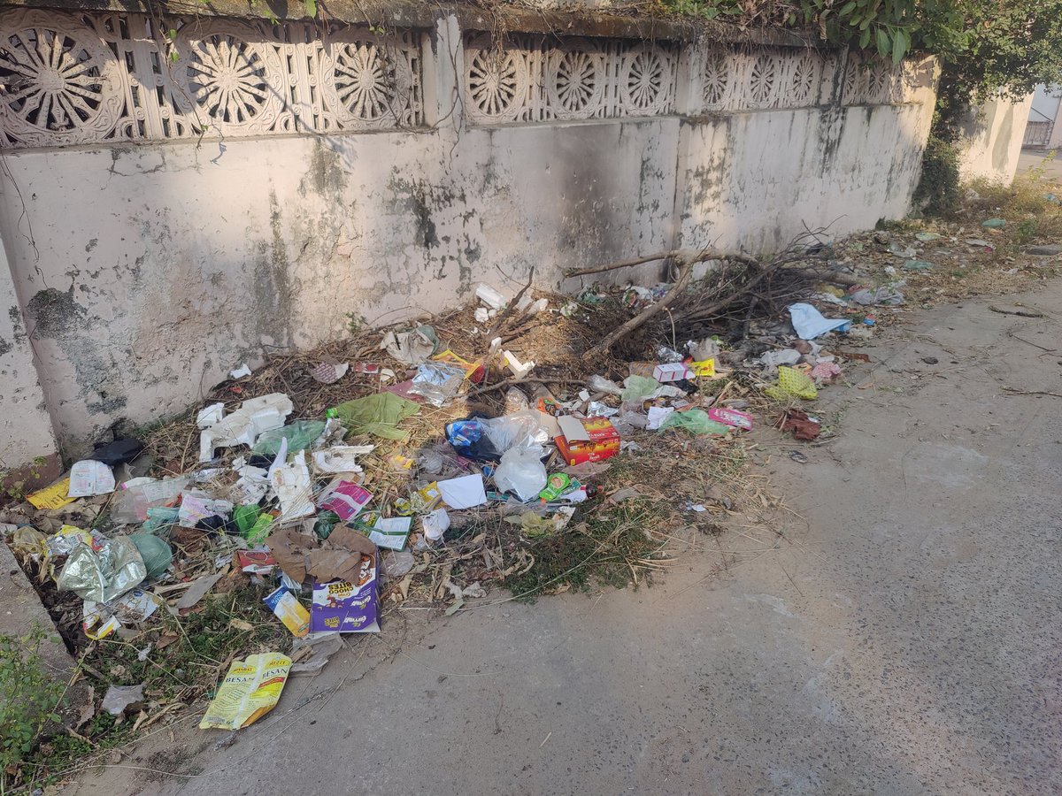 manasmohan2022's tweet photo. This is the scenario of cleanliness in one of the Government Residential Colony where 40-50 families reside within in Cuttack. This is how the Municipal Corporation takes care of the area. @dcp_cuttack @CMCCuttack @AnanyaDasIAS @CMO_Odisha https://t.co/JSEcN18al8