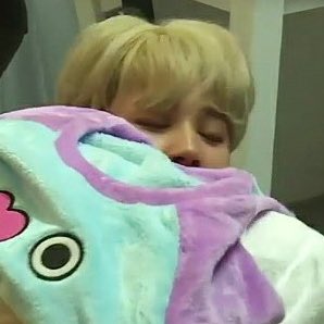 pjmndaiIy's tweet photo. shh, be quiet... jimin is sleepy 😴 https://t.co/aIznpnKXN1