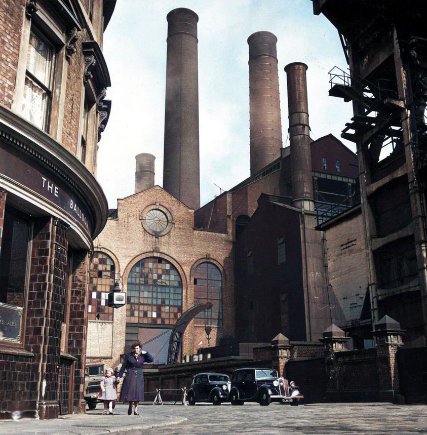Lots Road power station next to The Balloon pub, 1951 
© Charles Hewitt/Getty Images