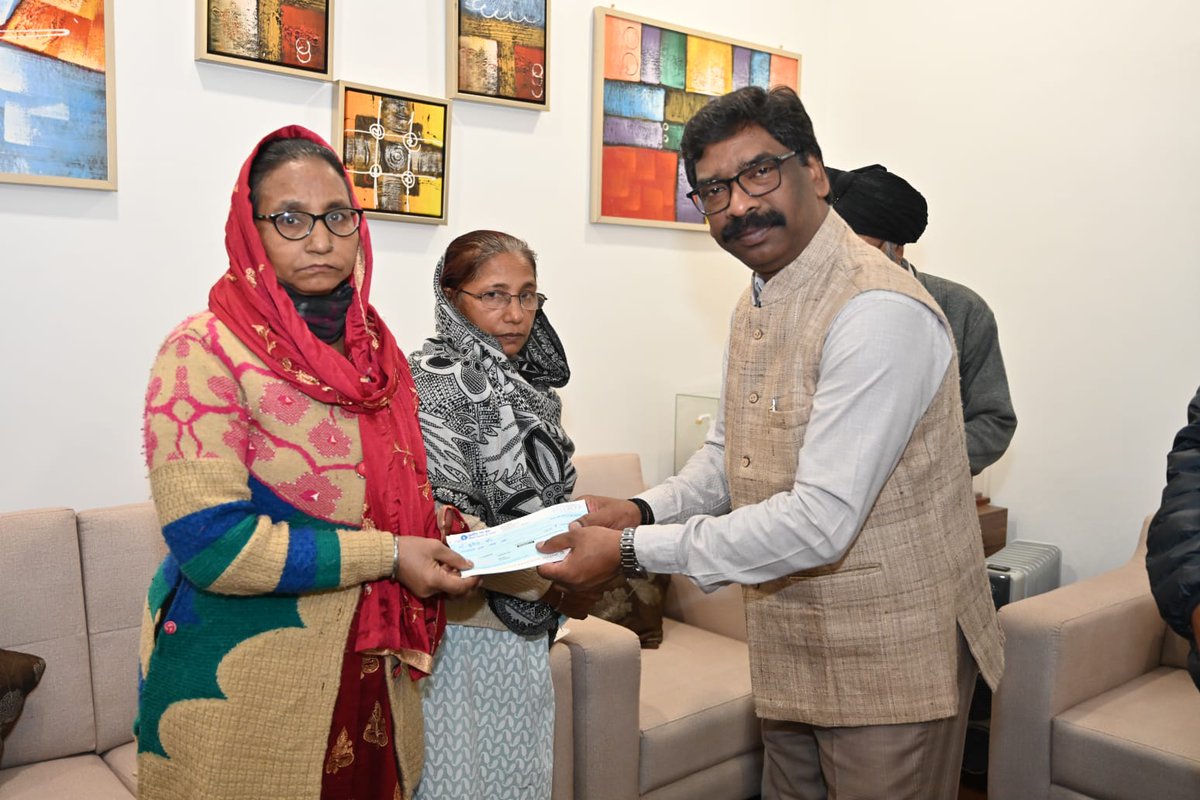 JharkhandCMO's tweet photo. मुख्यमंत्री श्री @HemantSorenJMM ने बस हादसे में मृत सिख समुदाय के 7 लोगों के आश्रितों को ₹3-3 लाख की सहायता राशि सौंपी। मालूम हो, 17 सितंबर 2022 को गिरिडीह से सिख श्रद्धालुओं को लेकर आ रही बस हजारीबाग के टाटीझरिया स्थित सिवाने नदी पुल पर दुर्घटनाग्रस्त हो गई थी।
@kumarsudivya https://t.co/jOWfBAjyY0