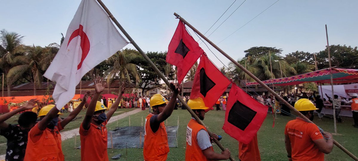 IFRCAsiaPacific's tweet photo. In Bangladesh, Red Crescent volunteers use a ‘3 flag system’ to alert the community to an impending cyclone and help them prepare:
⛳️= a cyclone is forming in a distant place.
⛳️⛳️= a cyclone has developed.
⛳️⛳️⛳️= people have approximately 10 hours till the cyclone arrives. https://t.co/44z6UtPWge