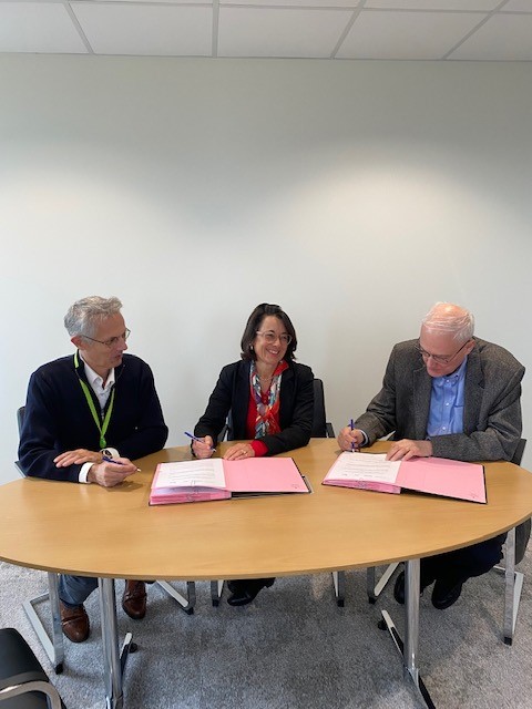 EuroInformation's tweet photo. Signature ce 21 novembre d’une convention de collaboration entre l’ENSISA (représenté par M. Perronne son Directeur), IBM France (représentée par Mme Claire Herrenschmidt, Directrice des Relations Universitaires) et Euro-Information (représenté par M. Frantz Rublé son Président). https://t.co/ka2M7LwQlj