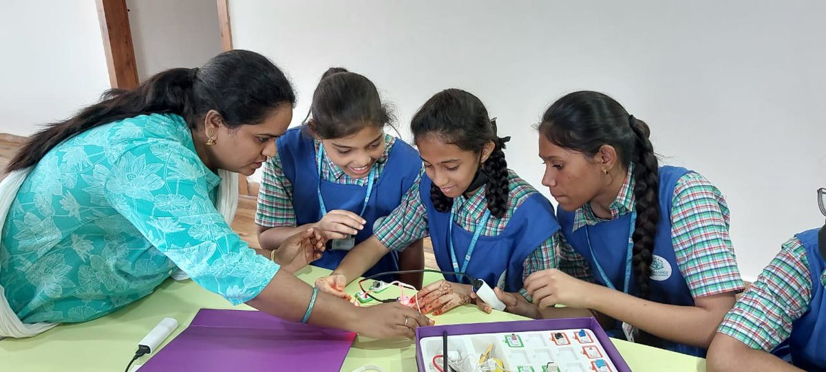 NisGlobalSchool's tweet photo. >> Students learnt about how to control LED using breadboard. 

>> They learnt how to interface arduino and its functioning 

>> Introduction to coding 

>> Introduction to sensors and tinker orbit kit.

#Nishangiglobalschool  #technology #programming #future #stemclasses https://t.co/bhSYGBN8Ho