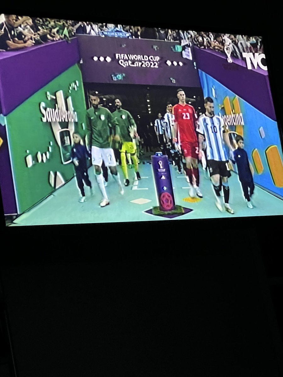 VasFijo's tweet photo. ¿Quién más se levantó a ver Argentina vs Arabia Saudita? 

👋🏻 https://t.co/08le1jmnyQ