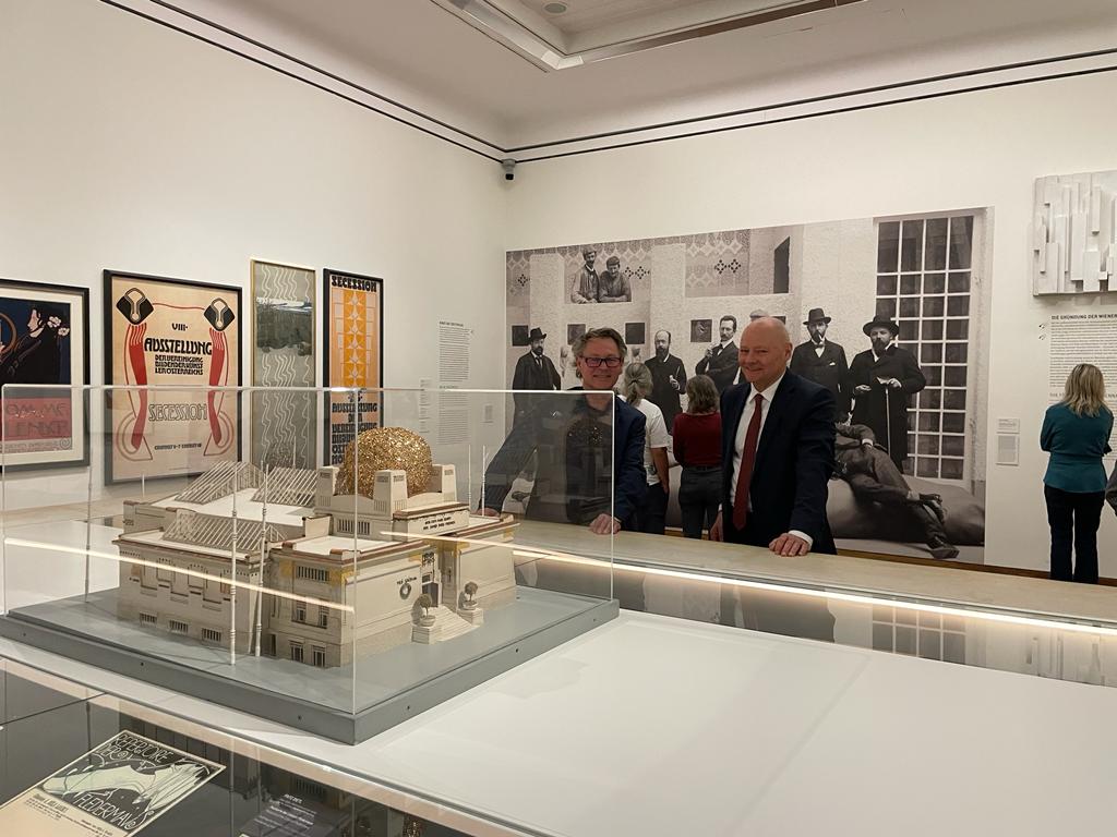mkb_diplo's tweet photo. Gestern fantastische Sammlung #EgonSchiele+#GustavKlimt im @Museum_Leopold besucht. 

Herzlichen Dank Hans-Peter #Wipplinger für die kompetente Führung durch das Museum, und nachträglich Gratulation zum 🇩🇪 #Bundesverdienstkreuz für enorme Verdienste um die 🇩🇪-🇦🇹Museumskultur. https://t.co/bVMDW4rVwZ