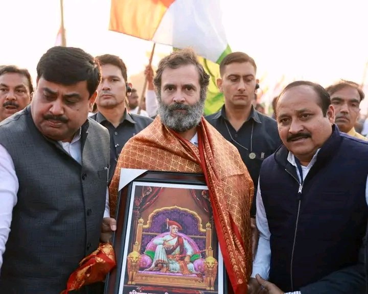 SportsZone1111's tweet photo. काँग्रेस चे नेते मा.खा. राहुलजी गांधी यांचा राजे लुखूजीराव जाधव परवाराकडून मा. श्रीमंत शिवाजीराव राजे जाधव यांनी शाल, श्रीफळ व मा. श्रीमंत राजे लखूजीराव जाधव यांची प्रतिमा देऊन सत्कार करण्यात आला https://t.co/MHqkkaENuY