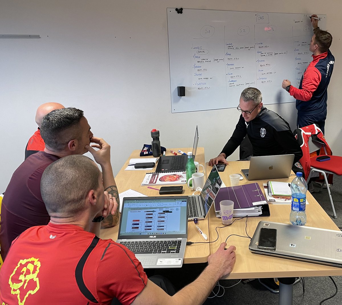 SDIS41's tweet photo. Les encadrants des activités physiques du #centre et du #Morbihan viennent de suivre une formation #EAP2 d’une durée de 80 heures au #CFIS du #SDIS41. 11 candidats ont participé dont 2 de #loiretcher : 8 ont passé l’examen avec succès. Ce stage était mis en place par le @cnfpt. https://t.co/RBJwIjIlRi