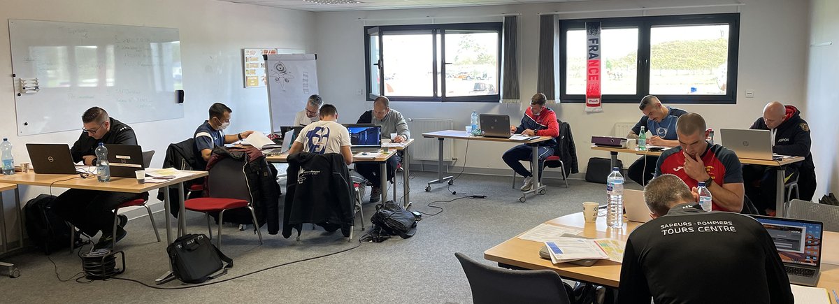 SDIS41's tweet photo. Les encadrants des activités physiques du #centre et du #Morbihan viennent de suivre une formation #EAP2 d’une durée de 80 heures au #CFIS du #SDIS41. 11 candidats ont participé dont 2 de #loiretcher : 8 ont passé l’examen avec succès. Ce stage était mis en place par le @cnfpt. https://t.co/RBJwIjIlRi