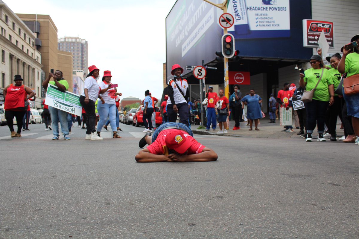 📍Tshwane
We are at the #MarchForClimateJustice delivering our demands for jobs, clean energy &amp; climate justice to the government. 

The CJC also joins public sector union action, in solidarity with <a href="/SAFTU_media/">SAFTU</a>, <a href="/_cosatu/">@COSATU Today</a> &amp; <a href="/FEDUSAMedia/">FEDUSA</a>.

📸: <a href="/Xoliles_lens/">Jessie</a>
