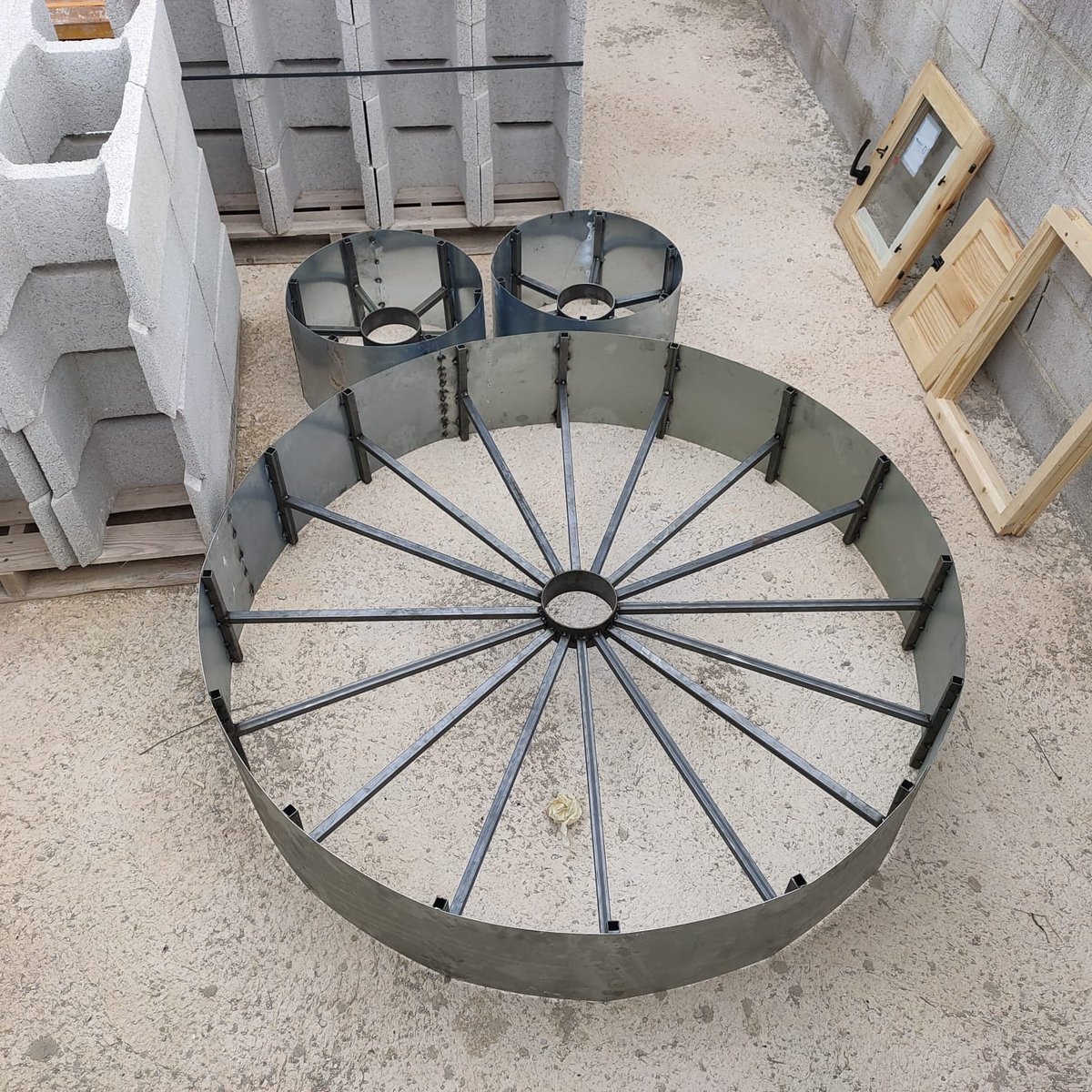 Smial_Ramoburgo's tweet photo. Por fin tenemos los MOLDES para la puerta y las ventanas del SMIAL!!!👏👏👏😍
Con esto ya podemos comenzar la construcción de la fachada de la casa Hobbit y avanzar en este proyecto!!👏👏💪

#hobbithole #hobbitdoor #hobbits #smialramoburgo #smial #hobbithouse #construcción #LOTR https://t.co/RTeXJkDJHZ