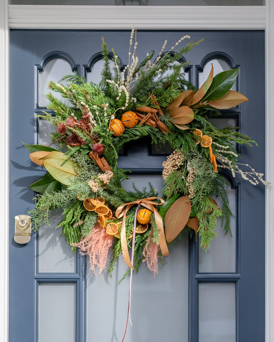 BanhamSecurity's tweet image. Stuck between seasons? 🍂

We're loving this beautiful end of Autumn wreath from Victoria Summer and its range of rustic notes to celebrate the elegance of her Banham door 🚪

Find out more about our range here: bit.ly/3i0FCk0

#banham #london #wreath