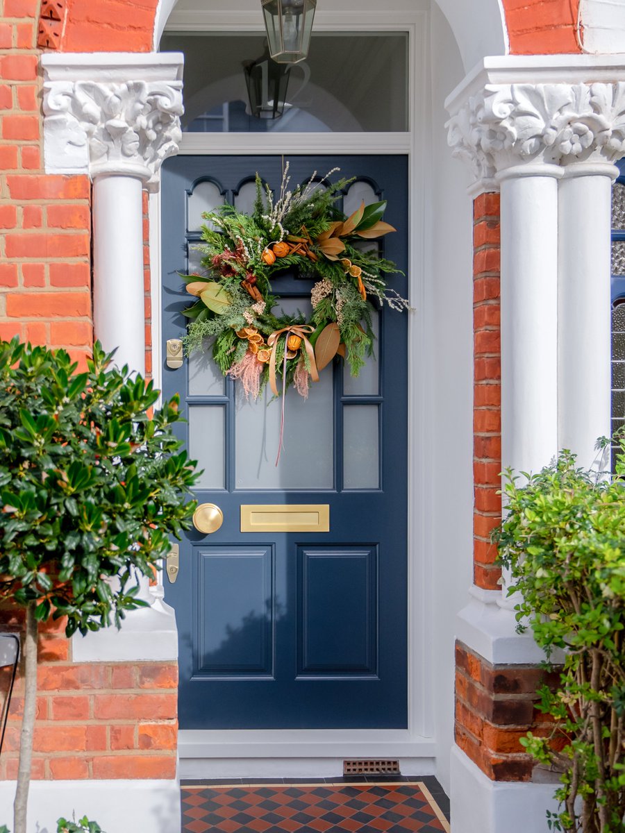 BanhamSecurity's tweet image. Stuck between seasons? 🍂

We're loving this beautiful end of Autumn wreath from Victoria Summer and its range of rustic notes to celebrate the elegance of her Banham door 🚪

Find out more about our range here: bit.ly/3i0FCk0

#banham #london #wreath