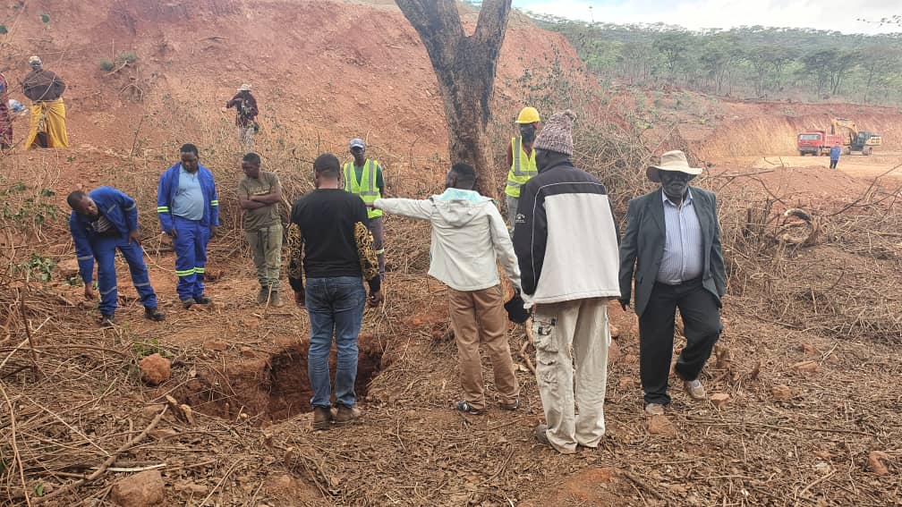 tbchoco88's tweet photo. Grave relocations 2022. Shurugwi. #Zi-HEC. https://t.co/WSzvGzsooB