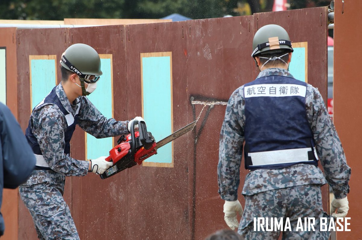 jasdf_iruma's tweet photo. 11/20（日）入間���地は、狭山市で行われた「狭山市総合防災訓練」に参加しました。訓練では、警備犬による要救助者の捜索や人命救助システムを使用した救出活動など、大規模災害発生時の対処要領並びに地方公共団体及び関係機関との連携要領を確認しました。
#防災訓練 #警備犬 #入間基地 #航空自衛隊 https://t.co/8bmYz6GtI2
