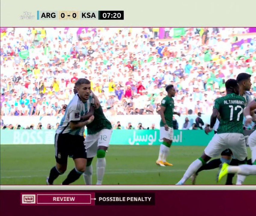 Footballtweet's tweet photo. VAR. 🙃 https://t.co/TRpngTT1uq