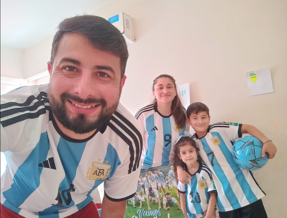 mai_ze's tweet photo. ...cómo no me voy a ilusionar, si en la cancha juega Lío y en el cielo Marado...Gooooooooooooool! https://t.co/6u21wy1W5C
