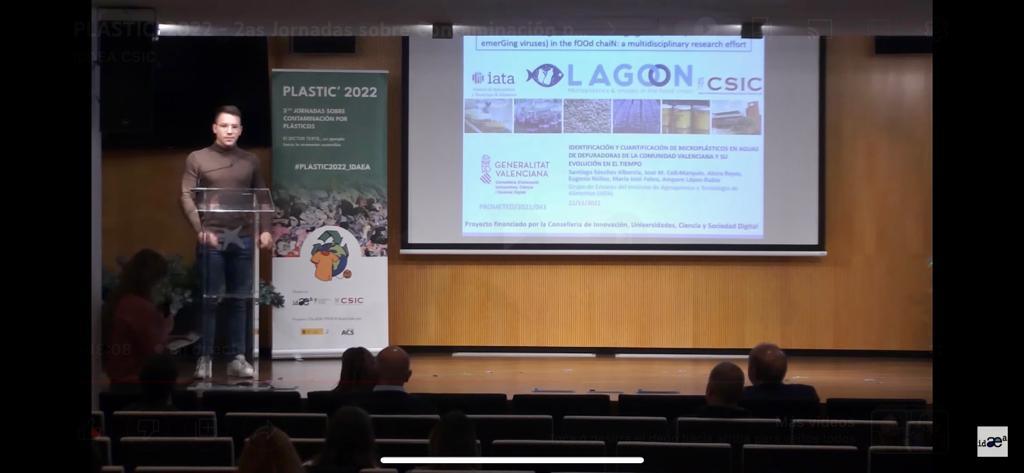FoodPackGroup's tweet photo. Nuestros compañeros de @foodpackgroup presentando los últimos avances del proyecto #Lagoon en #PLASTIC2022_IDAEA
@iata_csic @GVAinnova #Prometeo
#microplásticos https://t.co/vwLB4wcuD2