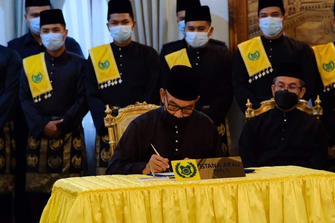 arkibmudapas's tweet photo. Melakar sejarah. 

YAB Cikgu Mohd Shukri Ramli telah dilantik sebagai Menteri Besar Perlis, selepas Perikatan Nasional menang 14 daripada 15 kerusi DUN Perlis. 

Tahniah! https://t.co/CNtAxCH5mv