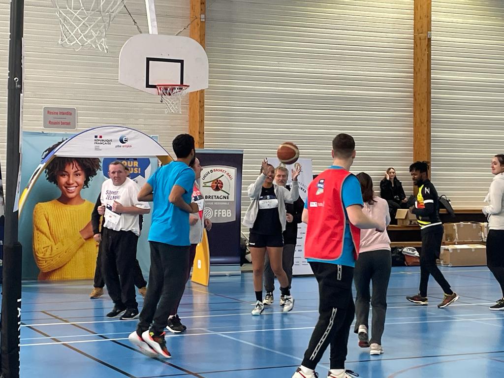 FTravail_BZH's tweet photo. Direction Lannion pour l'événement "Du stade vers l'#emploi" 🏀
Recruteurs et demandeurs d'emploi se retrouvent autour d'activités sportives liées au basket. L'occasion de tisser des premiers liens sans savoir qui-est-qui avant le jobdating de cet après-midi 💪 https://t.co/DOKghQUUmw