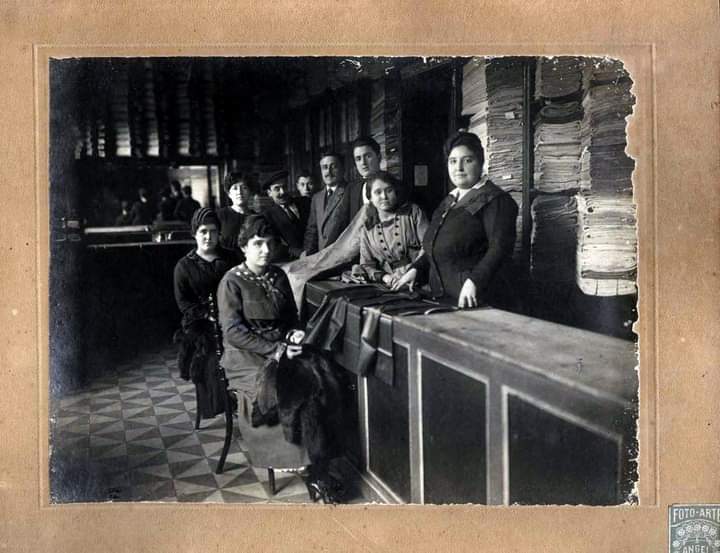 ConParadas's tweet photo. #BuenosDíasMadrid ☀ Hoy vamos a hacer un recorrido por negocios memorables de la ciudad. ¿Nos acompañas? 🪄⏳😉

-Establecimiento de venta de tejidos en la calle de Toledo. 1910. Fot. Arte Ángel.
#paradasconhistoria #paseospormadridhaciaotrasépoca https://t.co/CAGnC4ZRAH