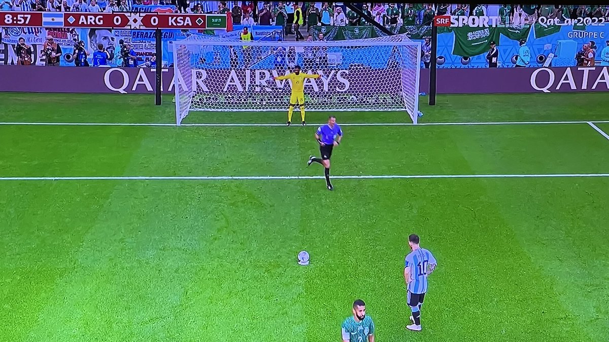 MouseInFlower's tweet photo. The #VAR makes a total fool out of himself once again on this #WorldCup by granting an extremely doubtful penalty to #Argentina 
#ARGKSA #ARGvsKSA https://t.co/M6XmBBgNVf