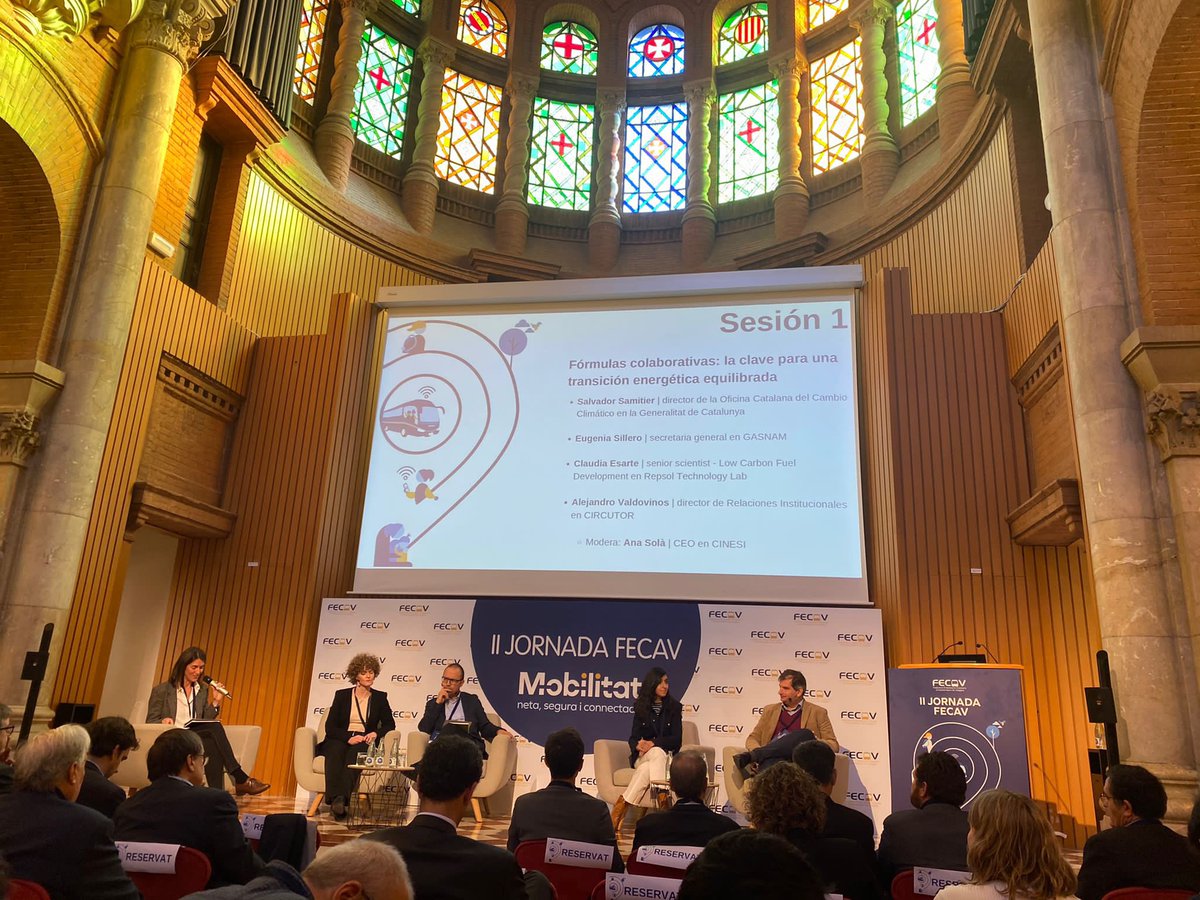 cimalsacat's tweet photo. La responsable de l’àrea de gestió d’estacions d’#autobusos de #CIMALSA, Cristina Plana, assisteix a 👉 la jornada anual de la Federació Empresarial Catalana d'Autotransport de Viatgers @fecavbus, centrada en l’impuls de la #mobilitat 🌿neta, segura i connectada #JornadaFECAV2022 https://t.co/5k7Z9HBib9