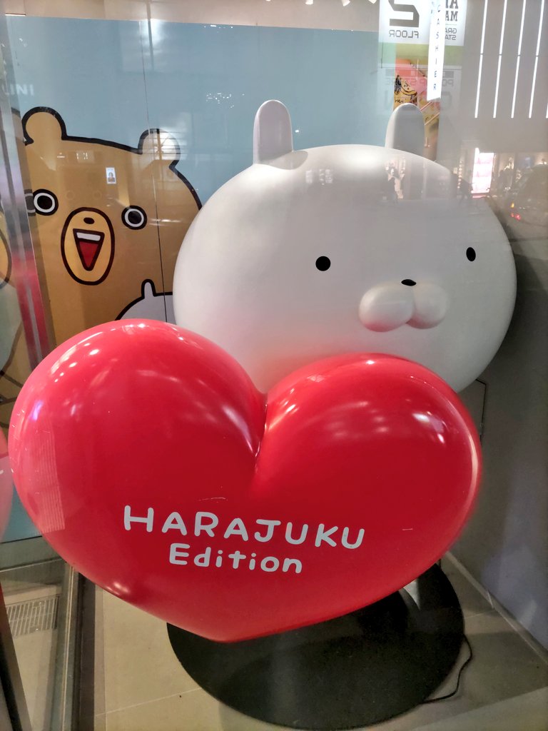 nyaomic's tweet photo. こちら原宿の #LINEFRIENDSSTORE 、サンクスセール開催中です。ぴよちゃん抱っこのクッションがセール価格になってさらにそこから30％オフ♪もちろんぬいもマスコットも30％オフです。でもちょっと泣けちゃう(´；∞；｀)ﾍｲﾃﾝ‥
#うさまる https://t.co/TzfY7ibMAt