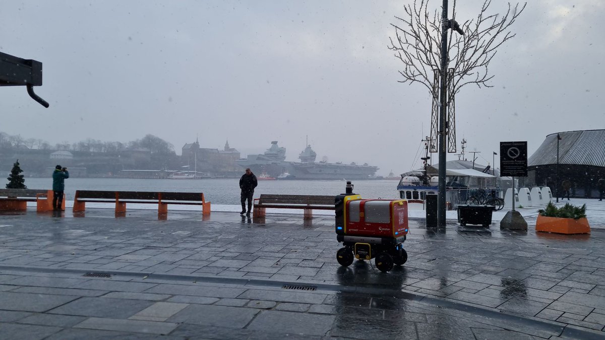 Ottonomy_IO's tweet image. ❄️ ❄️ just a regular day ☃️🤖 in #Norway #oslo doing
#firstmile deliveries #autonomousrobots #ottobots2_0 #ottonomy @postennorge @lets_holo #AMOI #deliveryrobot #robotdelivers